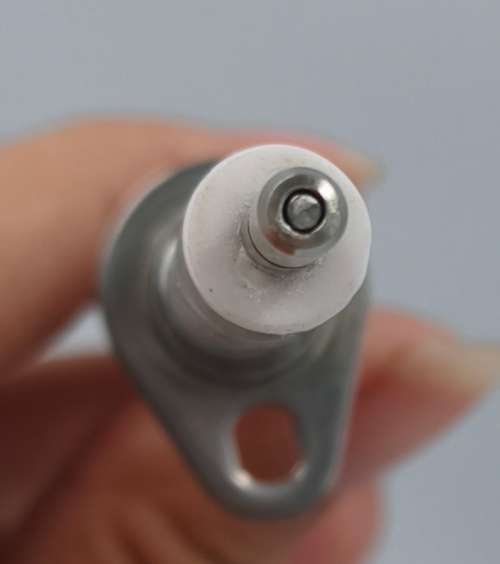 Ceramic ignition needle for wall-hung boiler